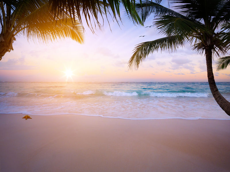 热带海滩上美丽的日出