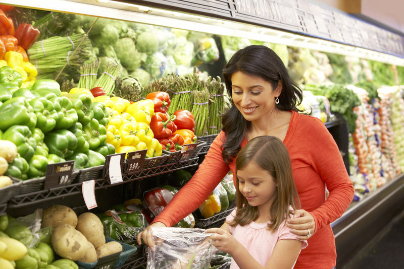 母女在超市购物