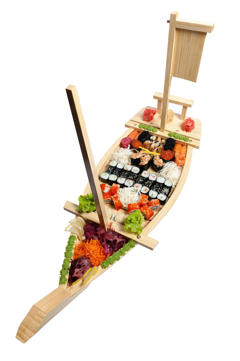 一套寿司在木架上的形式的船