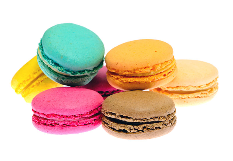 白底甜甜可口的杏仁饼