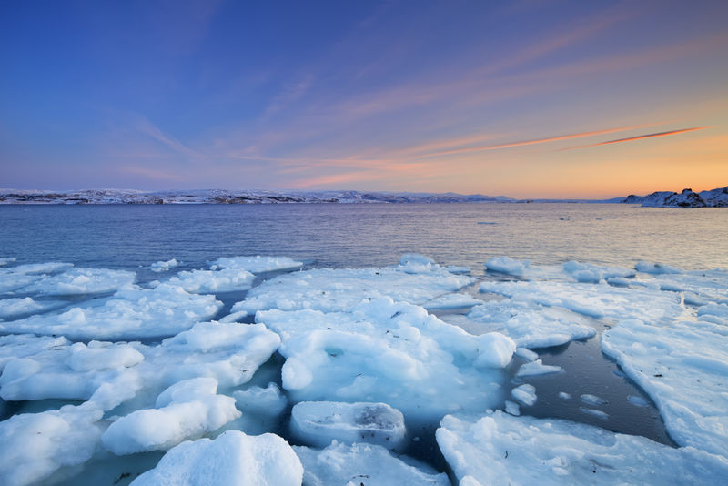 日落时的浮冰，北冰洋，波桑格峡湾，挪威