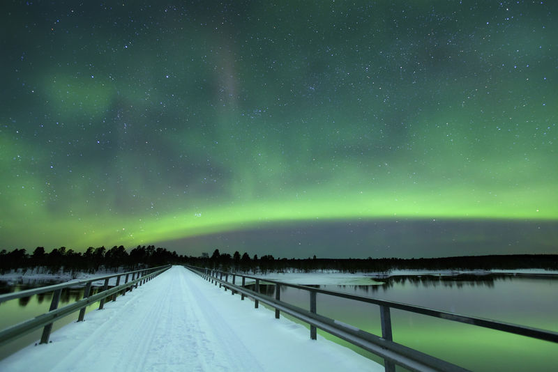 冬季桥上的北极光，芬兰拉普兰