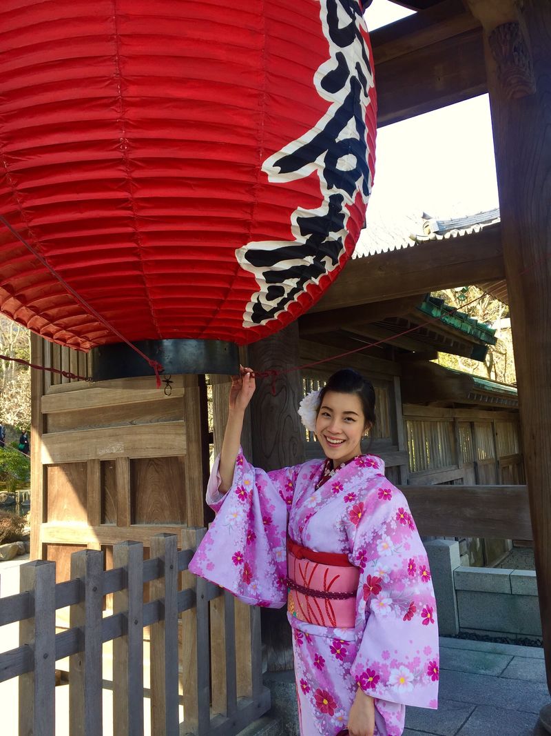 和服女孩和红灯笼