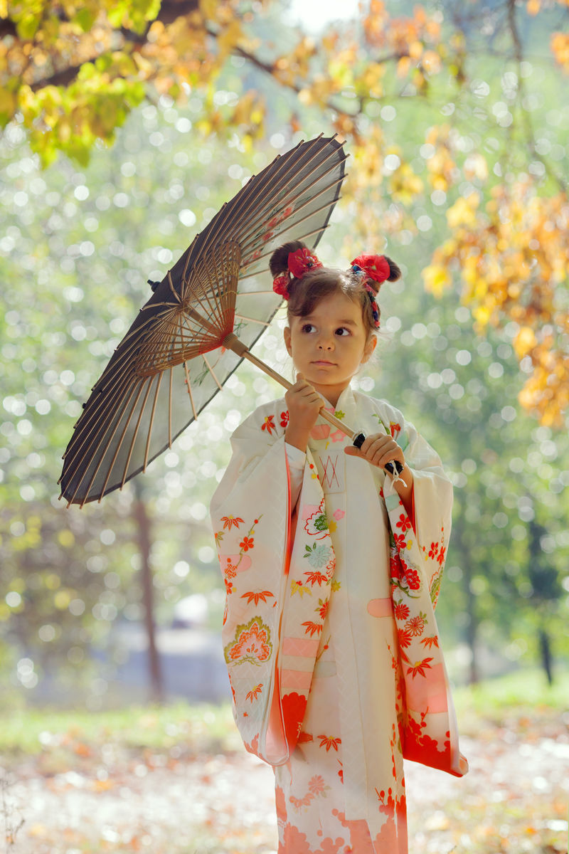 穿传统日本和服的欧洲年轻女孩