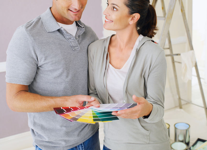 装修新房的夫妇