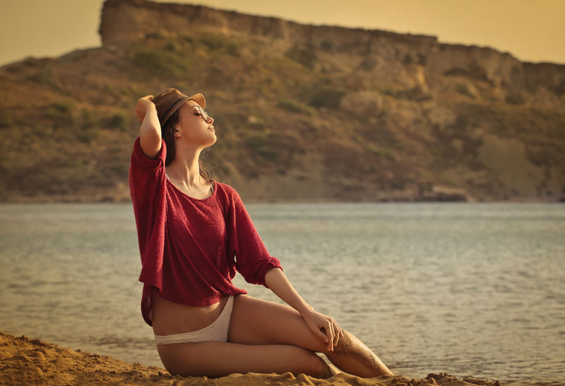 在海边摆姿势的美女