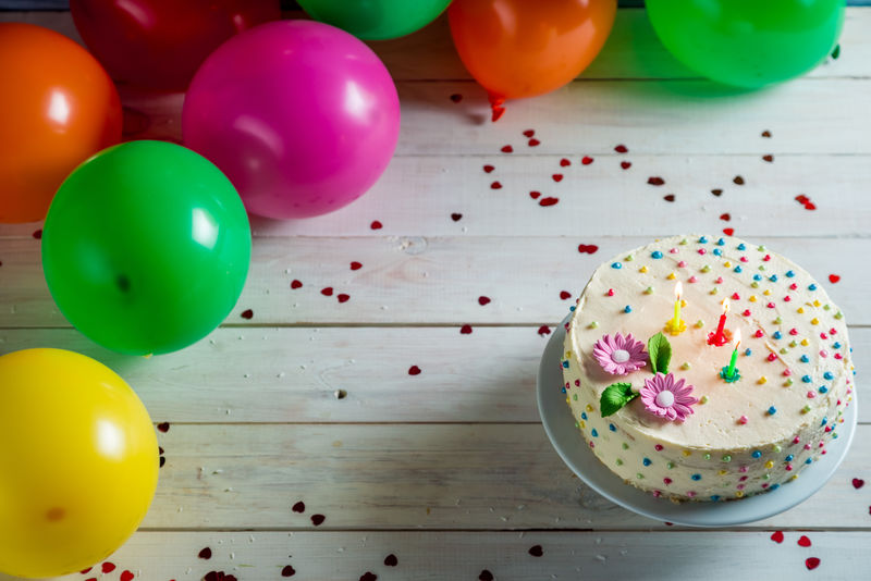我们用蛋糕开始生日聚会吧