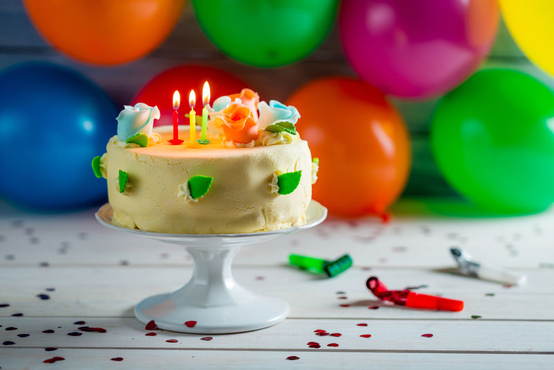 带气球和生日蛋糕的聚会