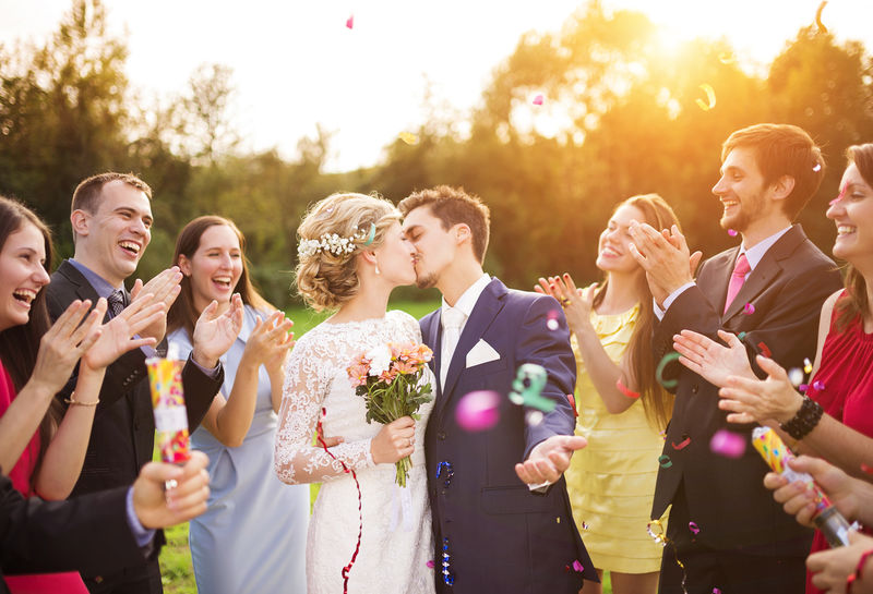 新婚夫妇和客人一起参加他们的花园聚会