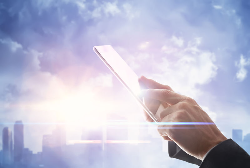 模糊城市背景下的数字平板人