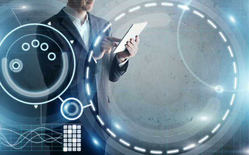 拥有平板电脑和数字接口的商人