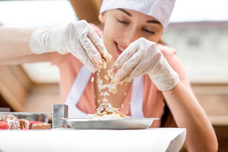 手工制作糖果的女人