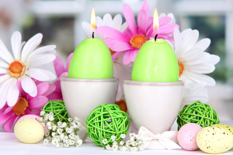 窗底鲜花复活节蜡烛