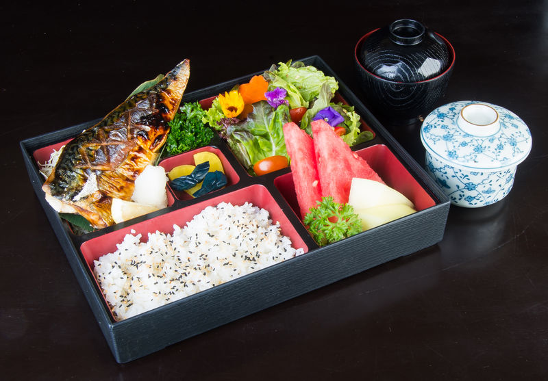 日本料理。背景上的午餐盒