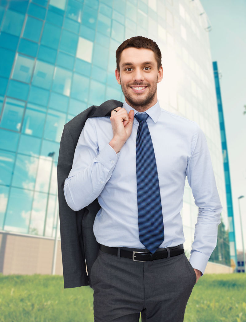 笑容可掬的年轻帅哥