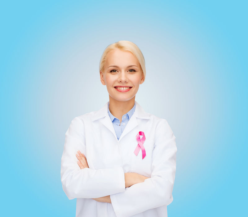 带着癌症意识丝带的微笑女医生