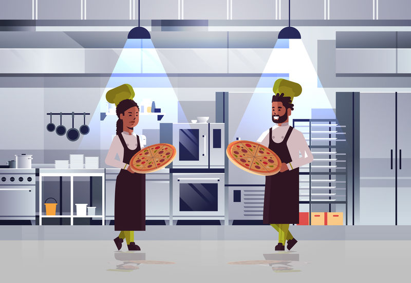 专业厨师夫妇手拿托盘与新鲜披萨非洲裔美国男男女制服站在一起烹饪食物概念现代餐厅厨房内部水平全长