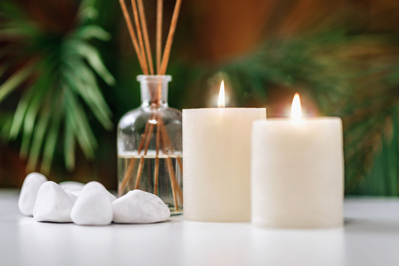 芳香疗法概念。芳香白蜡烛和精油