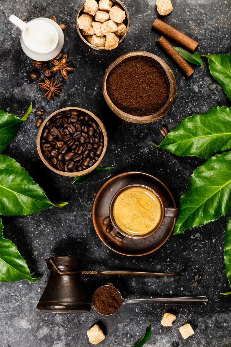 深色乡村背景上的咖啡构图