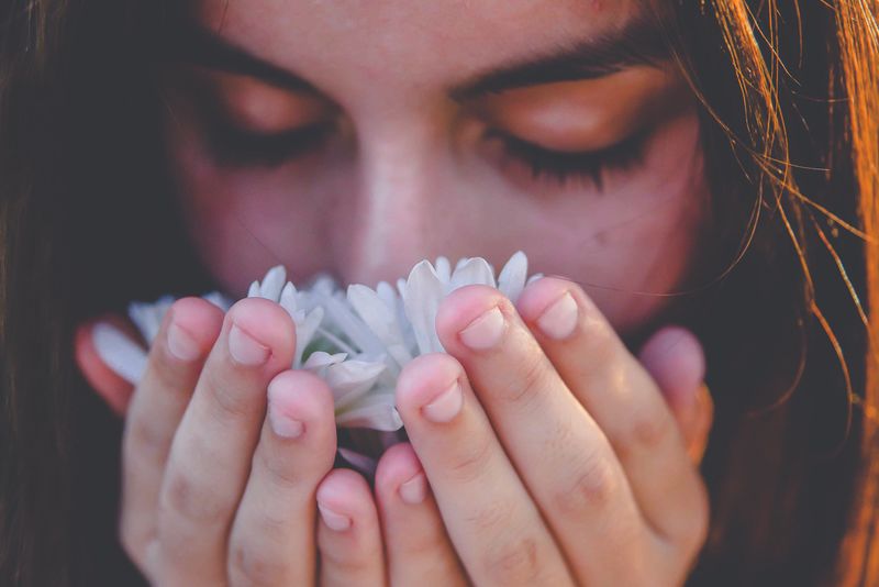 大自然中的年轻美女