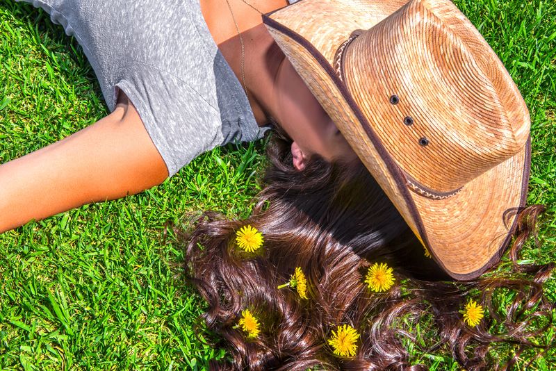 大自然中的年轻美女