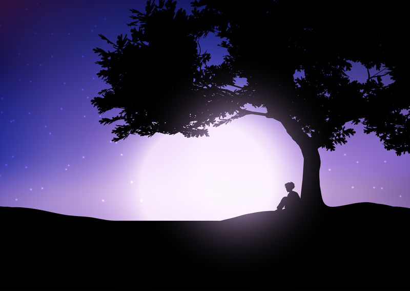 男孩靠着树坐在夜空下