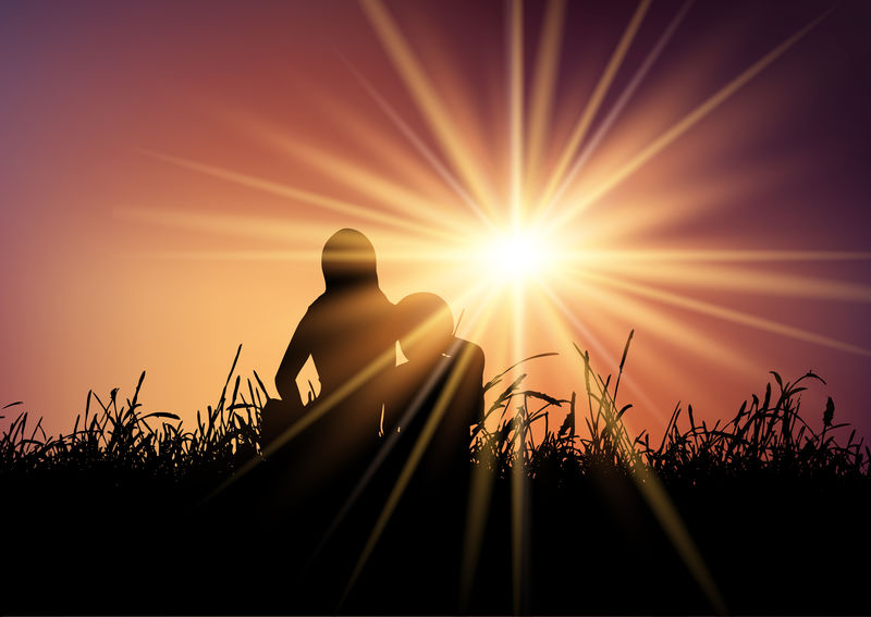 母子俩顶着夕阳的天空