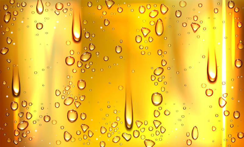 凝结水或啤酒滴在玻璃杯上。