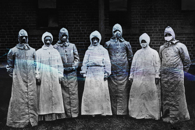 身着防护服的人们受到西班牙流感流行冠状病毒污染的背景影响