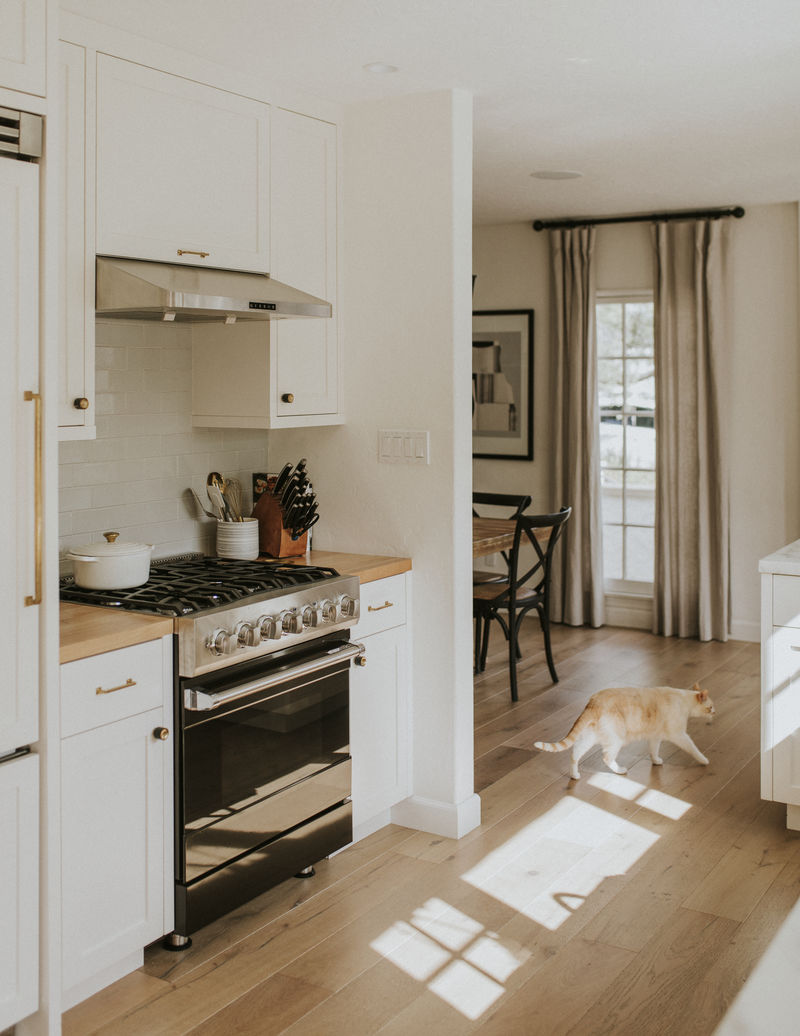 现代黑色厨房炉灶设计