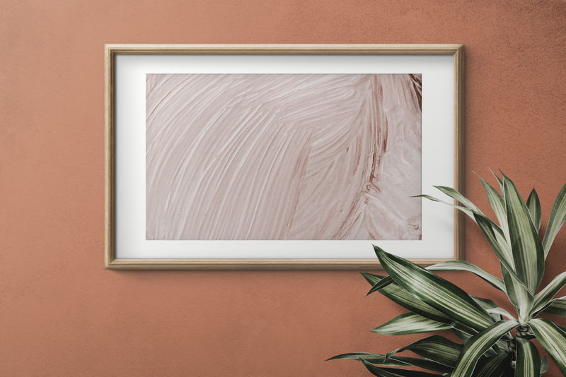 橙色墙上的木制框架模型