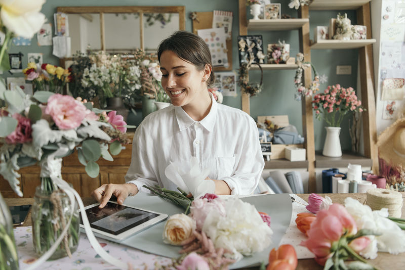 布置一束花的花匠