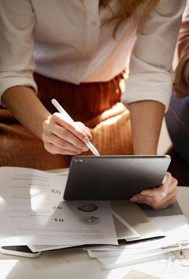 时装设计师正在开发数字平板电脑