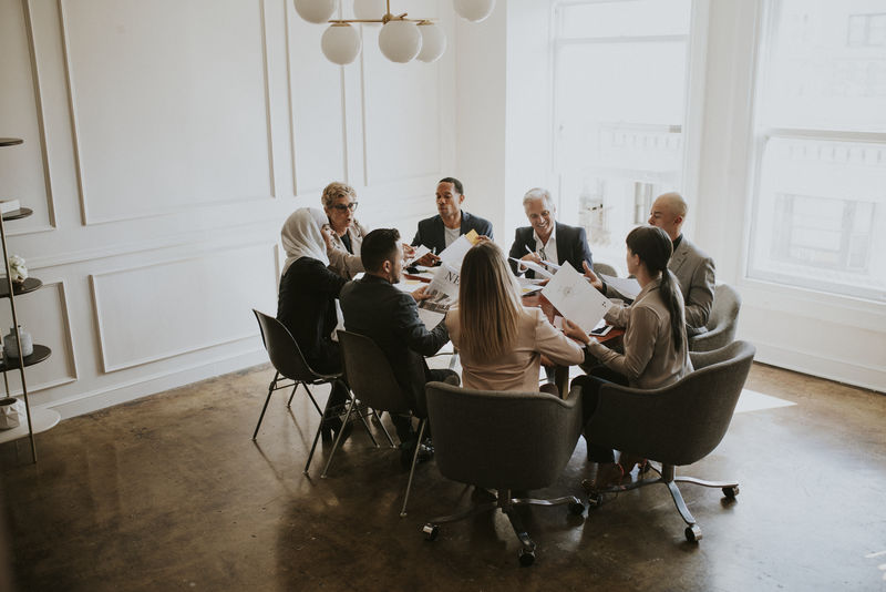 各种商务人士开会
