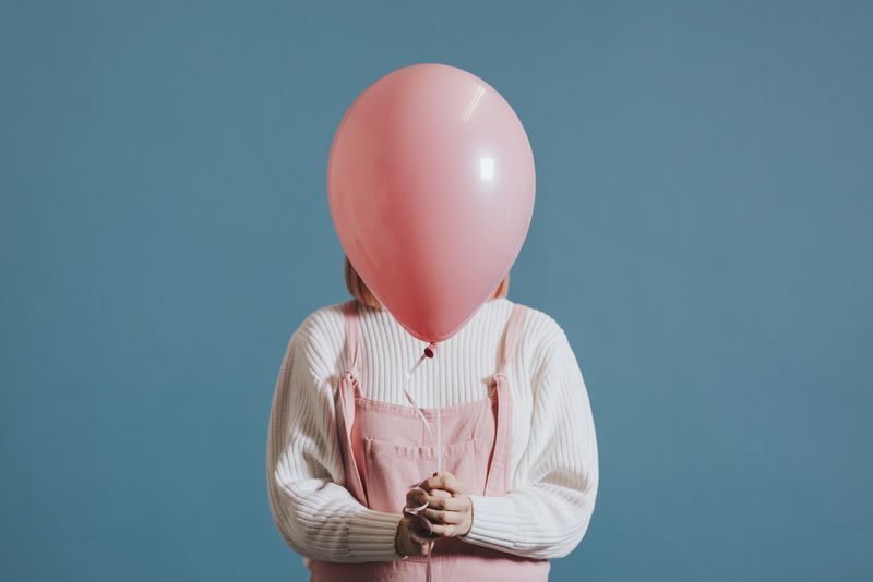 拿着一个气球的女人