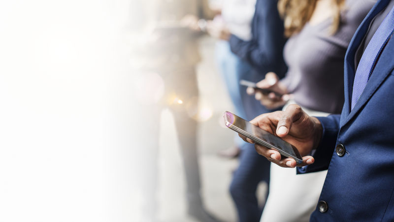 商务人士使用手机