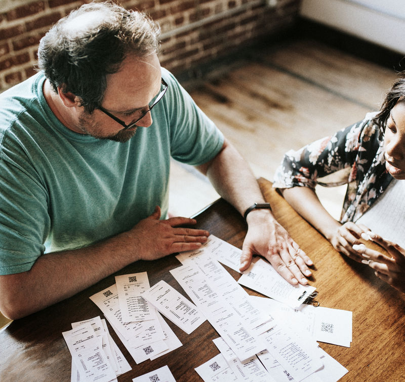 一对夫妇谈论他们的财务问题
