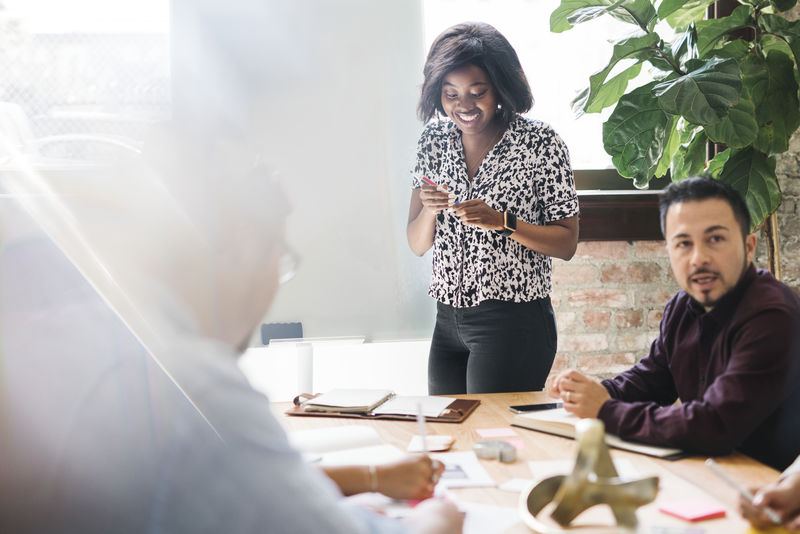 创业团队在会议室进行头脑风暴