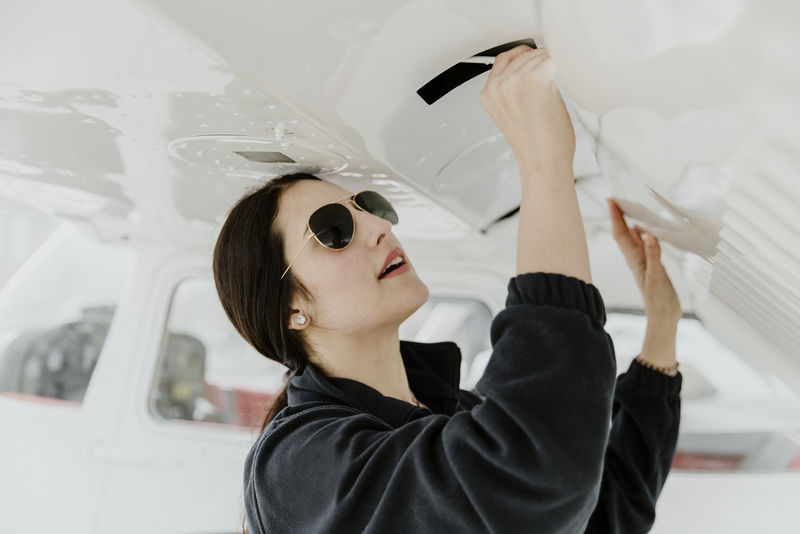 女飞行员正在做飞行前检查