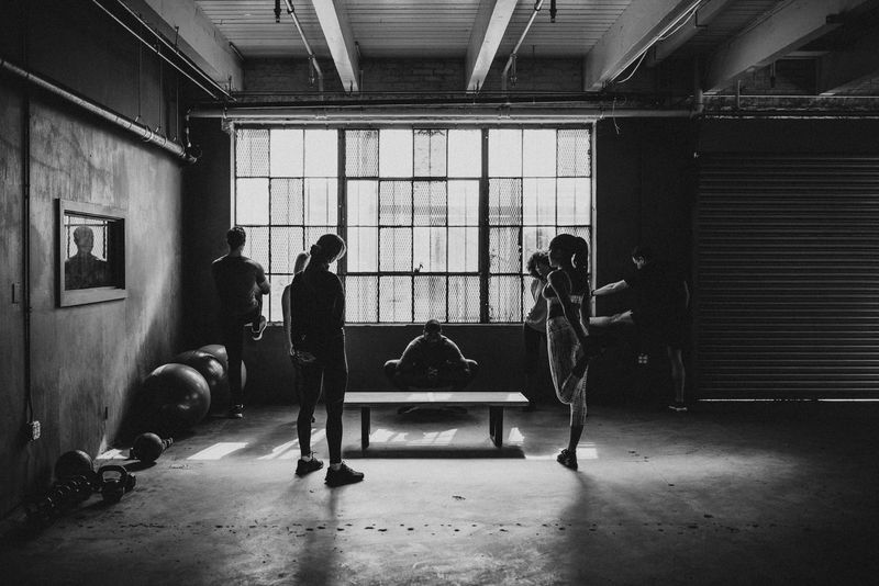 运动型的人在健身房