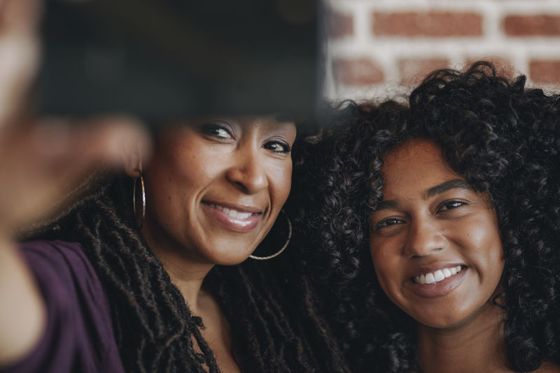 一群黑人在自拍