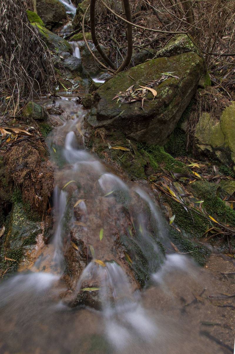 山上有岩石和苔藓的小瀑布