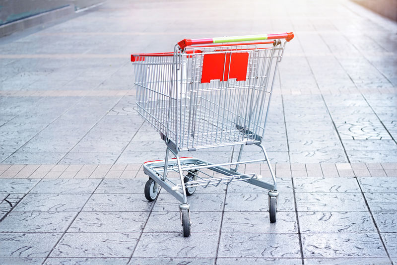 地板背景上空荡荡的购物车