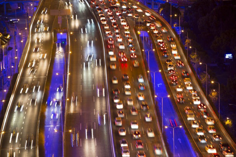 交通拥挤时模糊的散焦灯光