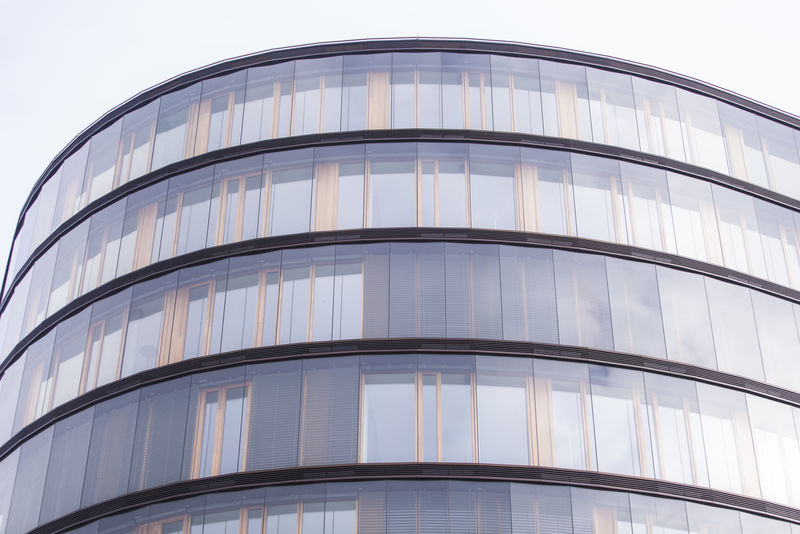 抽象的立面线条和现代建筑的玻璃反射