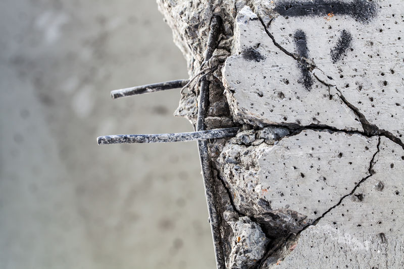 从开裂的混凝土中伸出的钢筋