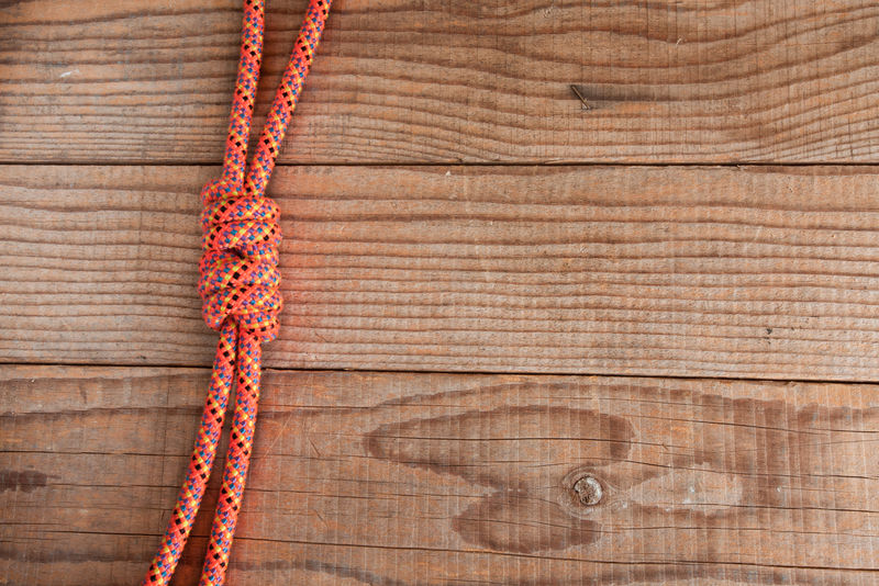 木质背景上两条山绳的连接处