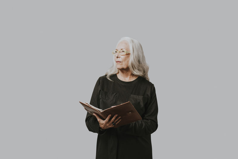 资深女商人在笔记本上写下