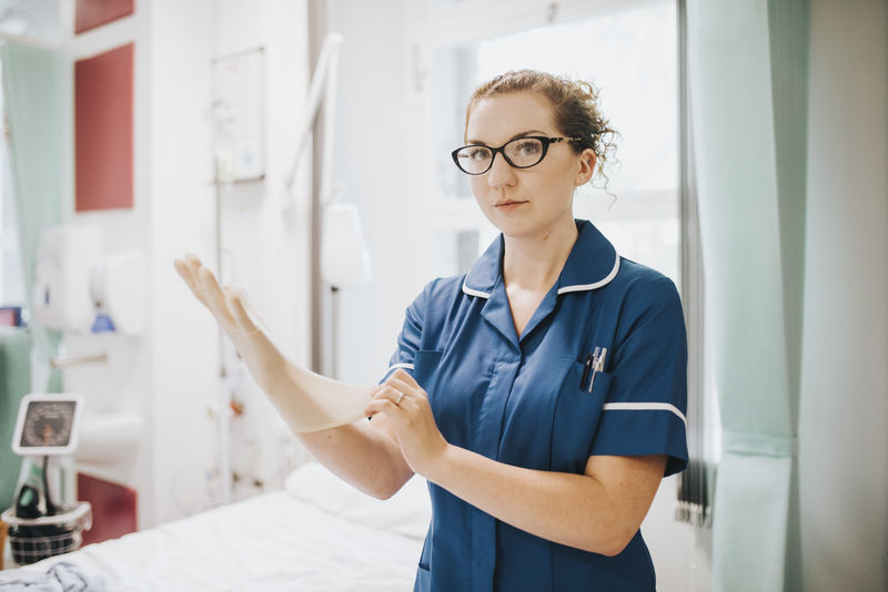 戴手套的女护士