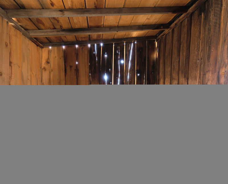 一个古朴的木制谷仓的内部